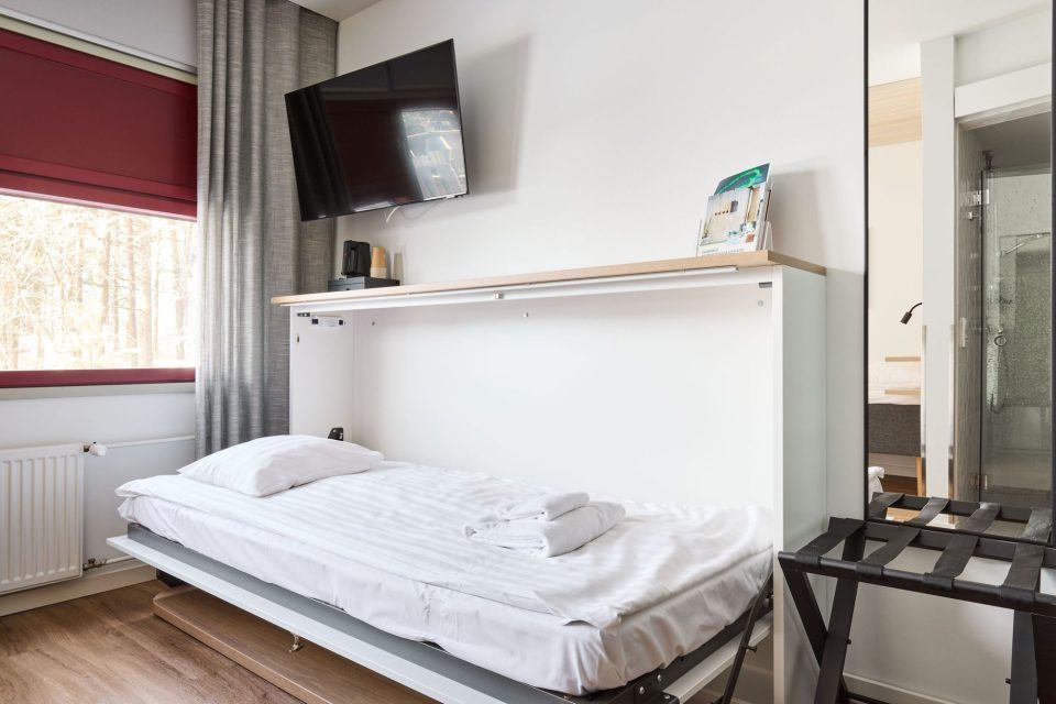 Enkelrum med öppnad väggbädd